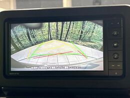 【バックカメラ】駐車時に後方がリアルタイム映像で確認できます。大型商業施設や立体駐車場での駐車時や、夜間のバック時に大活躍！運転スキルに関わらず、今や必須となった装備のひとつです！