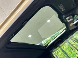 【ガラスルーフ】ガラスルーフ搭載で車内の解放感が一気にアップ！開放的なドライブをお楽しみいただけます。