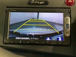 リバースギアに入れるだけで後方の表示へ切り替わります。夜間や雨の日の駐車も楽になりますよ。