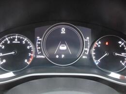 中央のメーターを軸とし、「左右対称」を意識してデザインされたメーターパネル。ドライバーへ中心軸を意識させ、「どこまでも走っていきたい」と思わせてくれるデザインです。