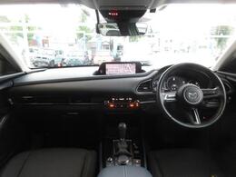 左右対称なレイアウトと水平基調の造形によってクルマとの一体感が強調され、運転への意識が自然と高まっていく、心地よい空間となっています。