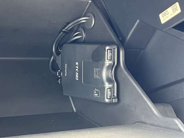 グローブボックス内にはETC車載器を装着しております。高速道路使用のドライブもノンストレスで楽しめるオプション装備です。ご納車前には再セットアップをしてお渡しいたします。