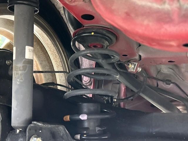 お車を安心してお乗りいただく為には、足回りの定期点検が欠かせません。サービスサポート（有償保証）では無料点検もご提供しており、安心のカーライフをお過ごしいただけるサポート体制が整っています。
