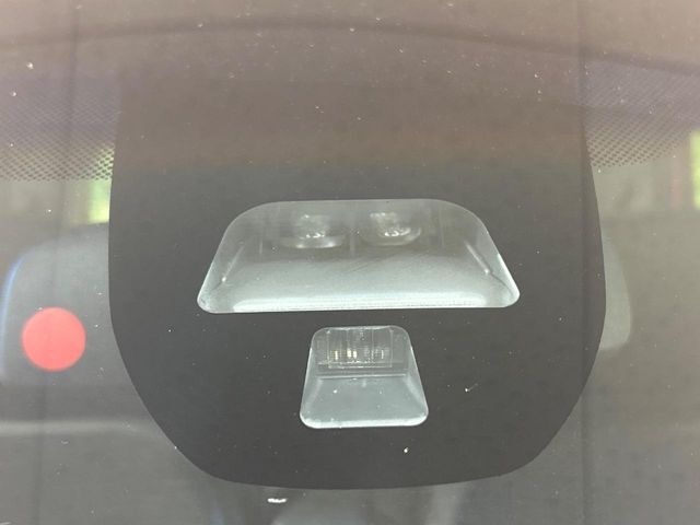 【シティブレーキアクティブシステム】低速走行中に前方の車両等を認識し、衝突しそうな時は警報とブレーキで衝突回避と被害軽減をアシスト。より安全にドライブをお楽しみいただけます。