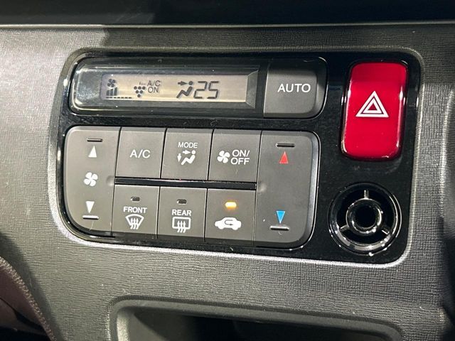 【オートエアコン】一度お好みの温度に設定すれば、車内の温度を検知し風量や温度を自動で調整。暑い…寒い…と何度もスイッチ操作をする必要はありません。快適な車内空間には必須の機能ですね♪