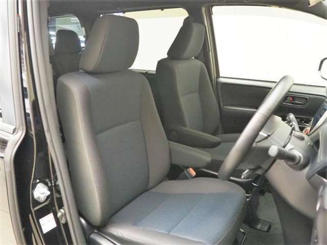 運転席には上下アジャスター付き！運転姿勢の調整に役立ちます。