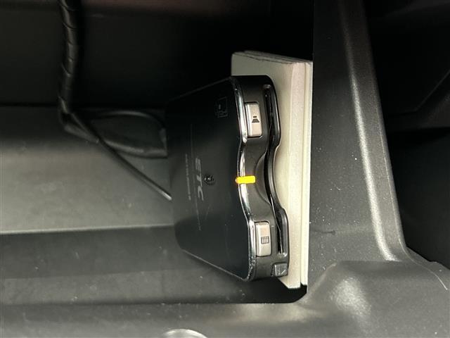 【ETC】有料道路を利用する際に料金所で停止することなく通過できる、ETC車載器（ノンストップ自動料金収受システム機器）が装備されています。セットアップを行うことで利用可能になります。