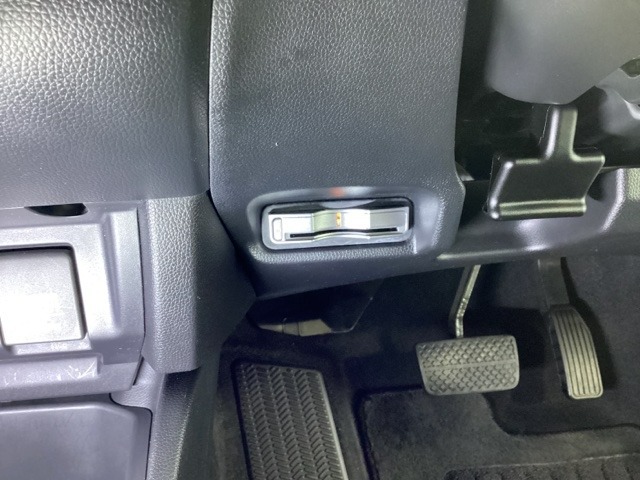 ハンドルの左下にETCがついています。高速道路の料金所の通過も楽々です。　カードの取り出しもしやすい場所についています。