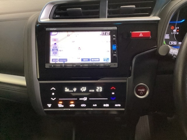 ナビゲーションはフルセグTV対応のGathers純正メモリーナビを搭載しています。Bluetoothオーディオ機能がありますので、スマートフォンなどの音楽も再生できます。