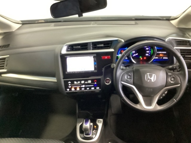 車内は光触媒抗菌消臭施工済です。インパネ周りはスタイリッシュなデザインで機能や装備も充実しています。グローブボックスやカップホルダーのほかにトレーなどたくさんの収納スペースが付いています。