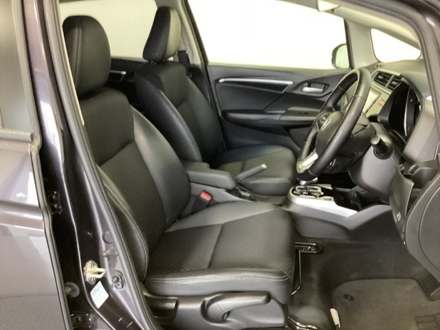 広い足元にゆったり座れるシートには肘掛けも装備しており長距離の運転でも疲れにくくなってます。女性でも運転がしやすいように、シートの高さ調整機能（シートリフター）がついています。