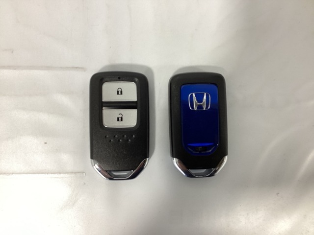 スマートキーを装備しています。鍵を差し込むことなくドアロックの開け閉めと、スタートボタン操作でのエンジンスタートができます。スペアキーも同じものを用意しております。