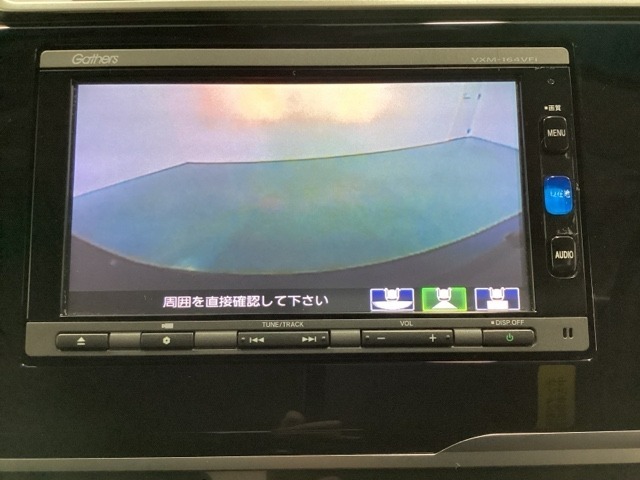 ギヤをR（バック）に入れるとナビの画面に後ろの映像が映るリアカメラ付です。後退時、コンディションが悪い視界でもカラーバックモニターがドライバーをサポートします。