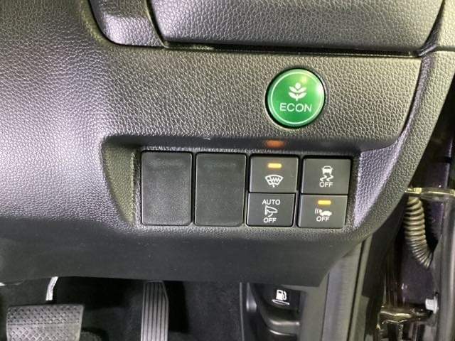ハンドルの右側には安全装備の、VSA（ABS＋TCS＋横滑り抑制）の解除スイッチなどがついています。燃費に役立つECONボタンもここです。