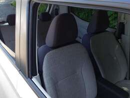 大きなベンチシートで足元もヒロビロ■大型シートで座り心地は快適♪中央にはアームレストが付いてゆったりドライブ♪　シートヒーター（運転席＆助手席）装備(*^-^*)