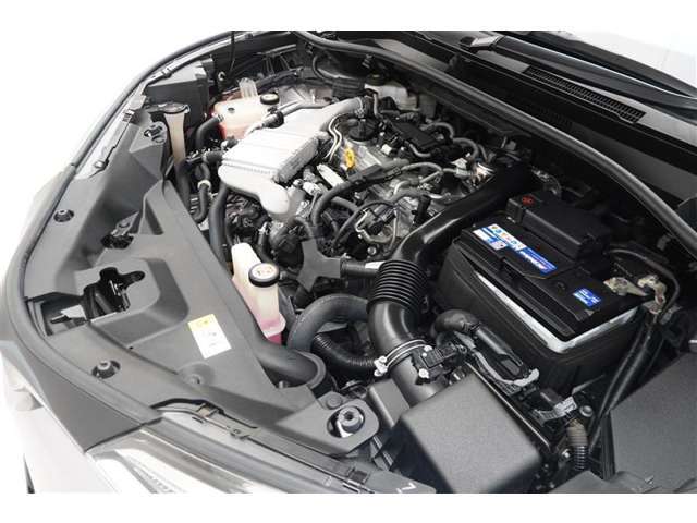 エンジンルームの樹脂部分は丁寧に磨いてツヤをだしています。当社の中古車のエンジンルームクリーニングはとても自信があります★