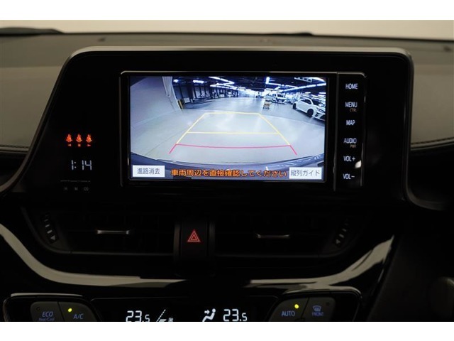 バックモニターがあれば車庫入れ時など、後ろが確認できて安心です。運転に自信がない方にはおすすめの装備です。ただし、バック時目視での確認も忘れずに。