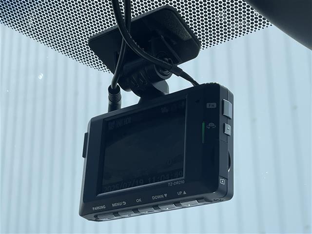 【ドライブレコーダー】映像・音声などを記録する自動車用の車載装置が装備されています！ もしもの事故の際の記録はもちろん、旅行の際の思い出としてドライブの映像を楽しむことができます。