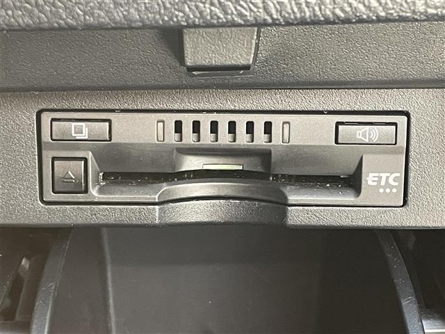 【ETC】有料道路を利用する際に料金所で停止することなく通過できる、ETC車載器（ノンストップ自動料金収受システム機器）が装備されています。セットアップを行うことで利用可能になります。