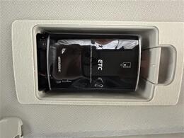 【ETC】有料道路を利用する際に料金所で停止することなく通過できる、ETC車載器（ノンストップ自動料金収受システム機器）が装備されています。セットアップを行うことで利用可能になります。