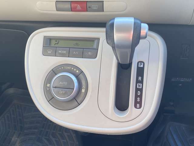 オートエアコン装備！車内を一定の温度に保ってくれるので、調整いらずです！