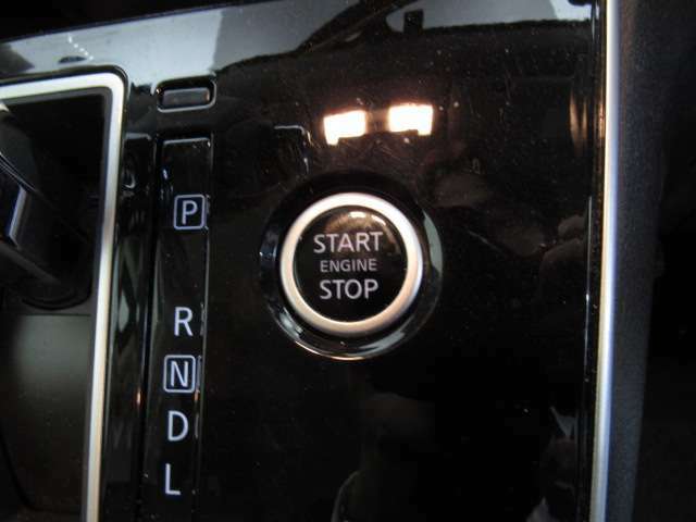★プシュスターター★ボタン一つでエンジン始動ができます。同時にエンジンにイモビライザーという装置でオーナーが持っている鍵が無いとエンジンがかけられない仕組みになっていて盗難防止にもなっているんです！