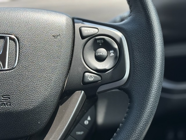 ハンドル右側スイッチは、ホンダセンシングの機能の一つ、「アダプティブクルーズコントロール」です。