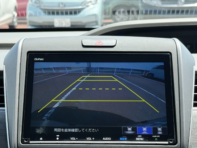 駐車時に便利なバックカメラを装備しています。