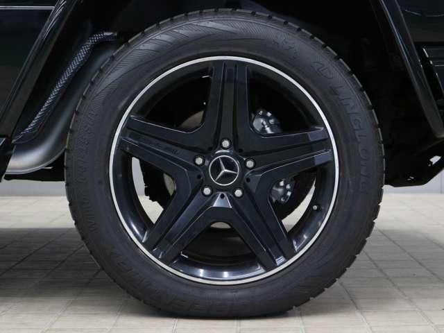 20インチホイールが装着されております。純正18インチホイールもございますので納車時にお渡しが可能となります。