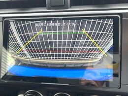 【バックカメラ】駐車時に後方がリアルタイム映像で確認できます。大型商業施設や立体駐車場での駐車時や、夜間のバック時に大活躍！運転スキルに関わらず、今や必須となった装備のひとつです！