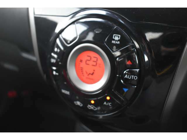 オートエアコンで温度を設定するだけで快適な車内環境を維持することができます