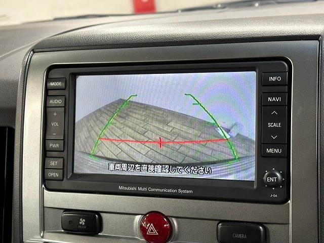 【カラーバックモニター】を装備しております。リアの映像がカラーで映し出されますので日々の駐車も安心安全です。