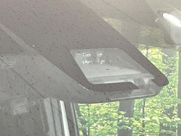 【トヨタセーフティセンス】走行中に前方の車両等を認識し、衝突しそうな時は警報とブレーキで衝突回避と被害軽減をアシスト。より安全にドライブをお楽しみいただけます。