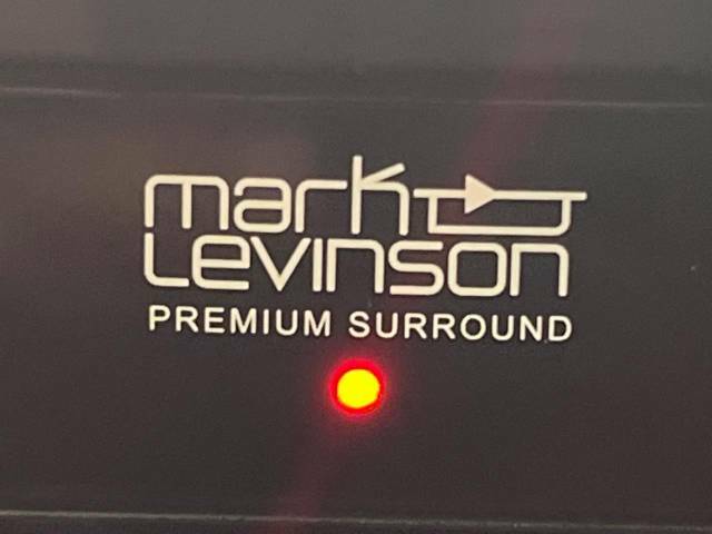 【マークレビンソンサウンドシステム】メーカーオプションの高品位サウンドシステムを搭載。専用のチューニングが施された大小様々なスピーカーから良質なサウンドが奏でられ、臨場感あふれる音響空間を演出します。