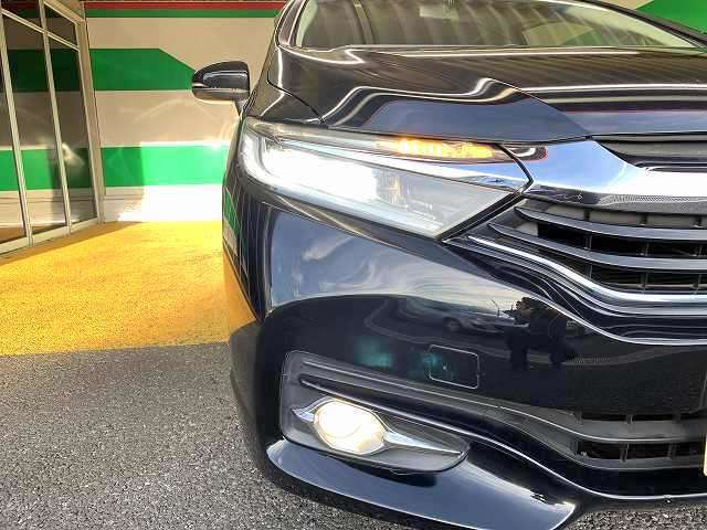 明るいLEDヘッドライトとフォグも付いて夜間走行も安心です！