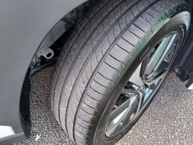 フロントタイヤの画像です。ミゾがまだまだ残っています。お好みのアルミホイールやタイヤの販売・取り付けも承りますのでお気軽にご相談ください。人気ホイールメーカーから格安ホイールまで各種取り揃えております