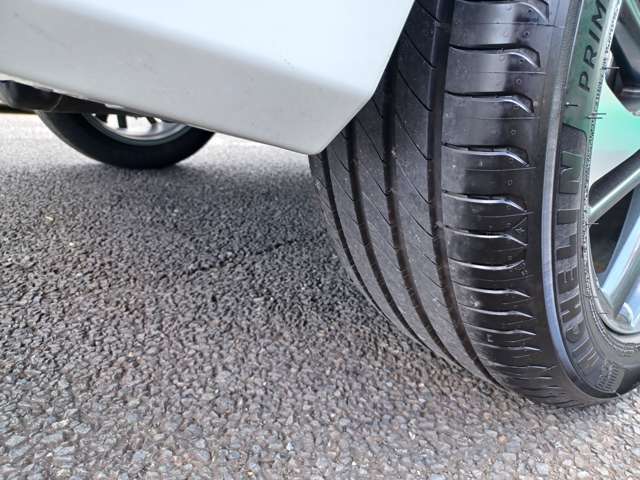 リアタイヤの画像です。ミゾがまだまだ残っています。お好みのアルミホイールやタイヤの販売・取り付けも承りますのでお気軽にご相談ください。人気ホイールメーカーから格安ホイールまで各種取り揃えております