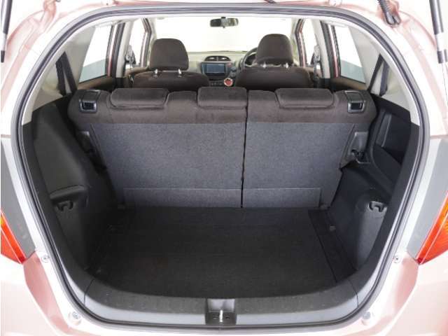 フル乗車でもしっかり荷物を収納出来るラゲッジスペースです。普段の買い物でしたらしっかり積める十分な荷室スペースが確保されています。