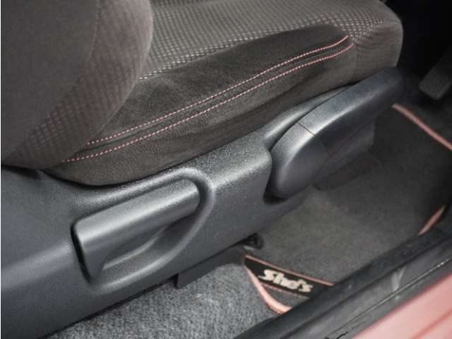 ◆シートハイトアジャスター◆運転席を上下に高さ調節ができます！運転ポジションを体格に合わせてシート調整できます。