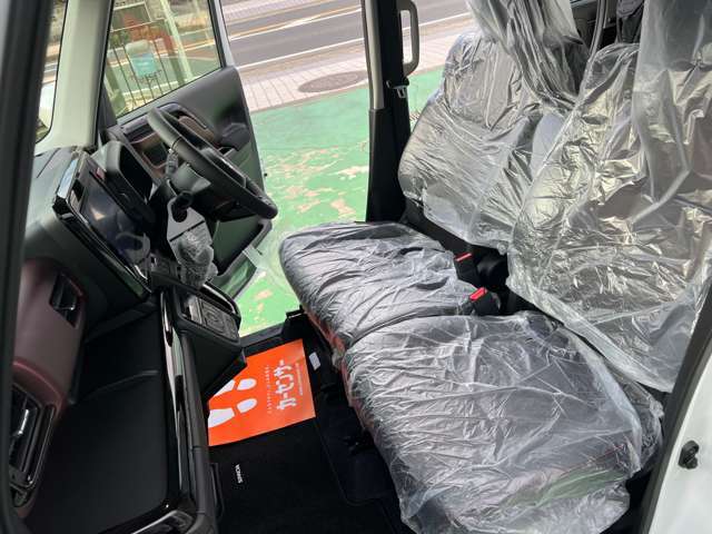 ゆったりとした運転席廻り♪ベンチシートとインパネシフトで足元も広々