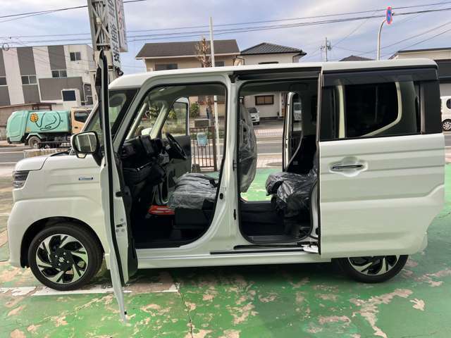 後部座席は便利なスライドドア。狭い駐車場、風が強い日、お子様の開け閉め、荷物を沢山出し入れする時など…どんな状況でも隣の車にぶつける心配がありません