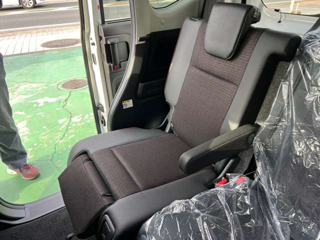 【マルチユースフラップ】位置や角度を変える事で脚のサポートや荷物の落下防止に活用できます！