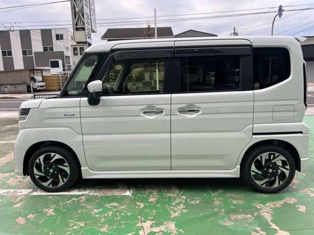 パワースライドドアなので乗り降りが楽で、特に狭い場所での開閉がスムーズ！荷物や子どもを抱えながらでも快適に乗り降りできます！また、狭い駐車場や道路でもスムーズに開閉できるのも魅力です！！