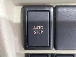 【電動サイドステップ】車高の高いお車でも、これがあれば小さいお子様の乗り降りも楽々♪スライドドアと連動して作動する為、煩わしい操作は不要です！