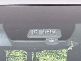 【三菱e-Assist】走行中に前方の車両等を認識し、衝突しそうな時は警報とブレーキで衝突回避と被害軽減をアシスト。より安全にドライブをお楽しみいただけます。