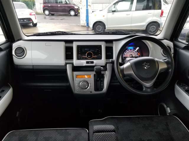 泉パーキングスマートICを降りて車で1分！ 展示場には軽中古車はもちろん、人気のハイブリッドカーもたくさん展示されてます！