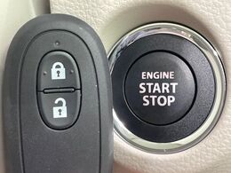【キーレススタートシステム】カバンやポケットに入れたままでもドアの施錠・解錠が可能なスマートキーを装備。エンジンのオン・オフ時もカギを取り出す必要が無いからとっても便利です♪