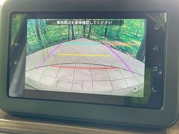 【バックカメラ】駐車時に後方がリアルタイム映像で確認できます。大型商業施設や立体駐車場での駐車時や、夜間のバック時に大活躍！運転スキルに関わらず、今や必須となった装備のひとつです！