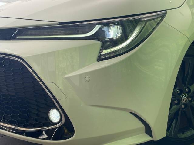 【LEDヘッドライト】悪天候や夜間走行時も良好な視界を確保し安心して運転できる高輝度LEDヘッドライトを装備！点灯速度が早く、消費電力も抑えられています。
