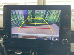 【バックカメラ】駐車時に後方がリアルタイム映像で確認できます。大型商業施設や立体駐車場での駐車時や、夜間のバック時に大活躍！運転スキルに関わらず、今や必須となった装備のひとつです！